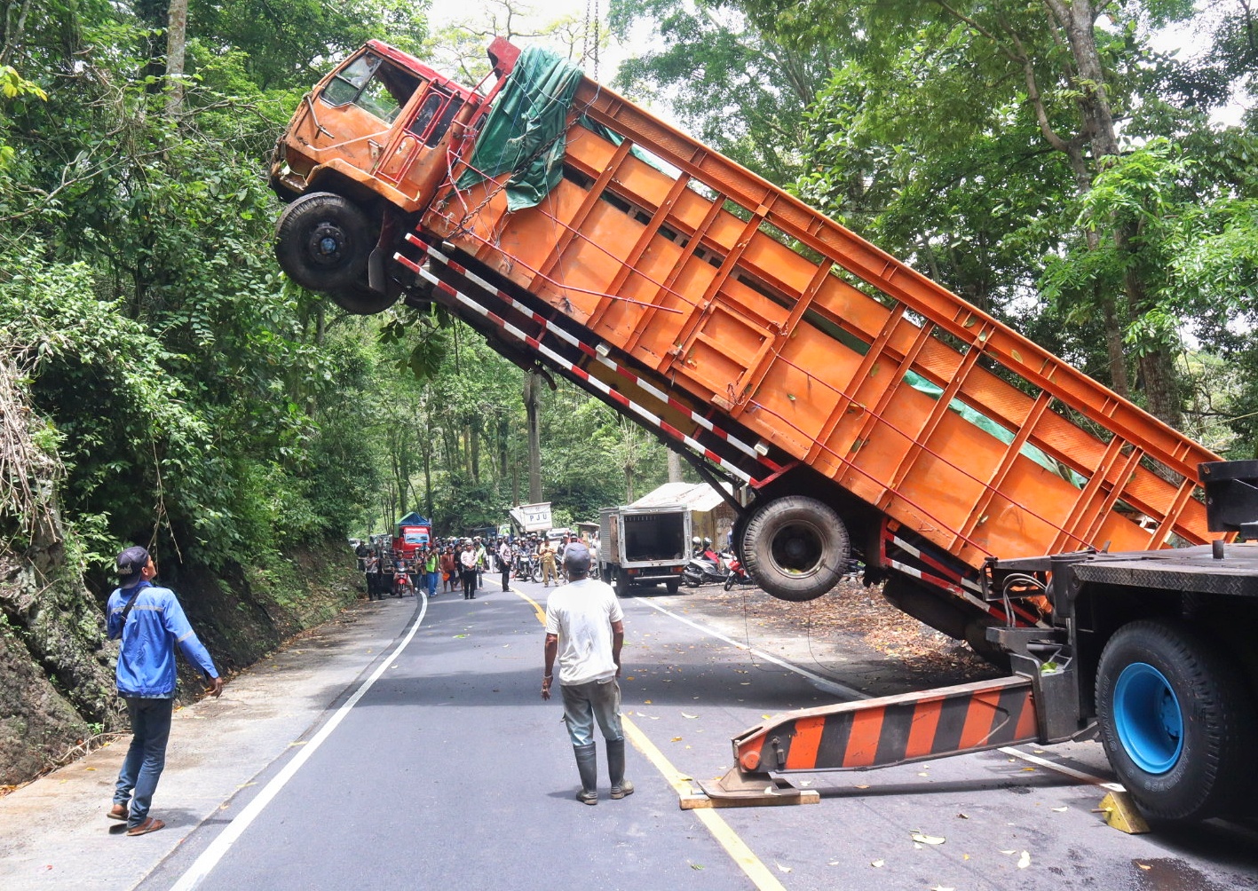 Bangkai truk fuso bermuatan tisu yang terperosok ke jurang sedalam 10 meter di Jalur Gumitir sukses diangkat menggunakan crane.