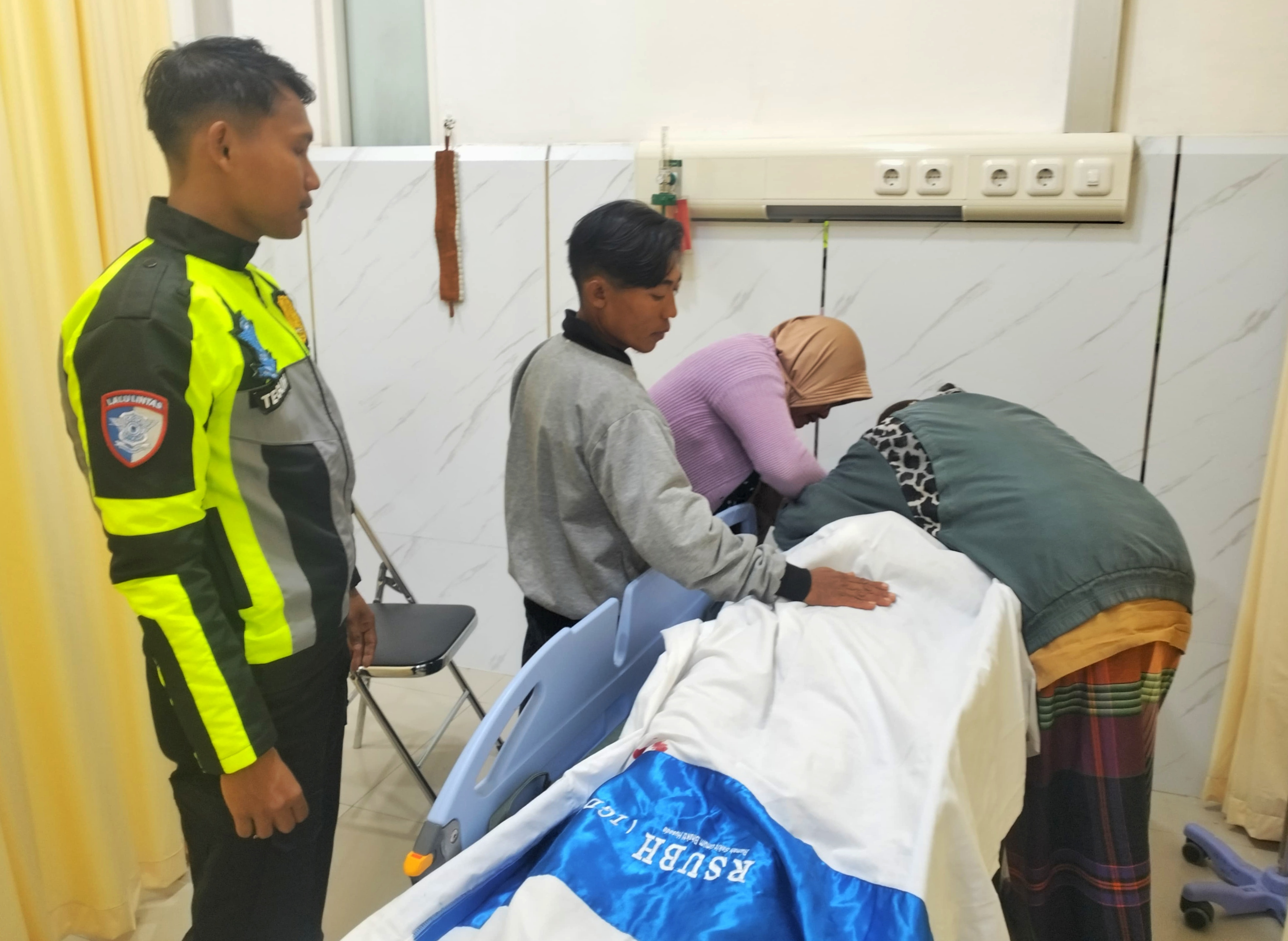 Keluarga korban meninggal akibat kecelakaan tidak bisa menahan tangis di kamar jenazah RSU Bhakti Husada Krikilan, Minggu (28/9).