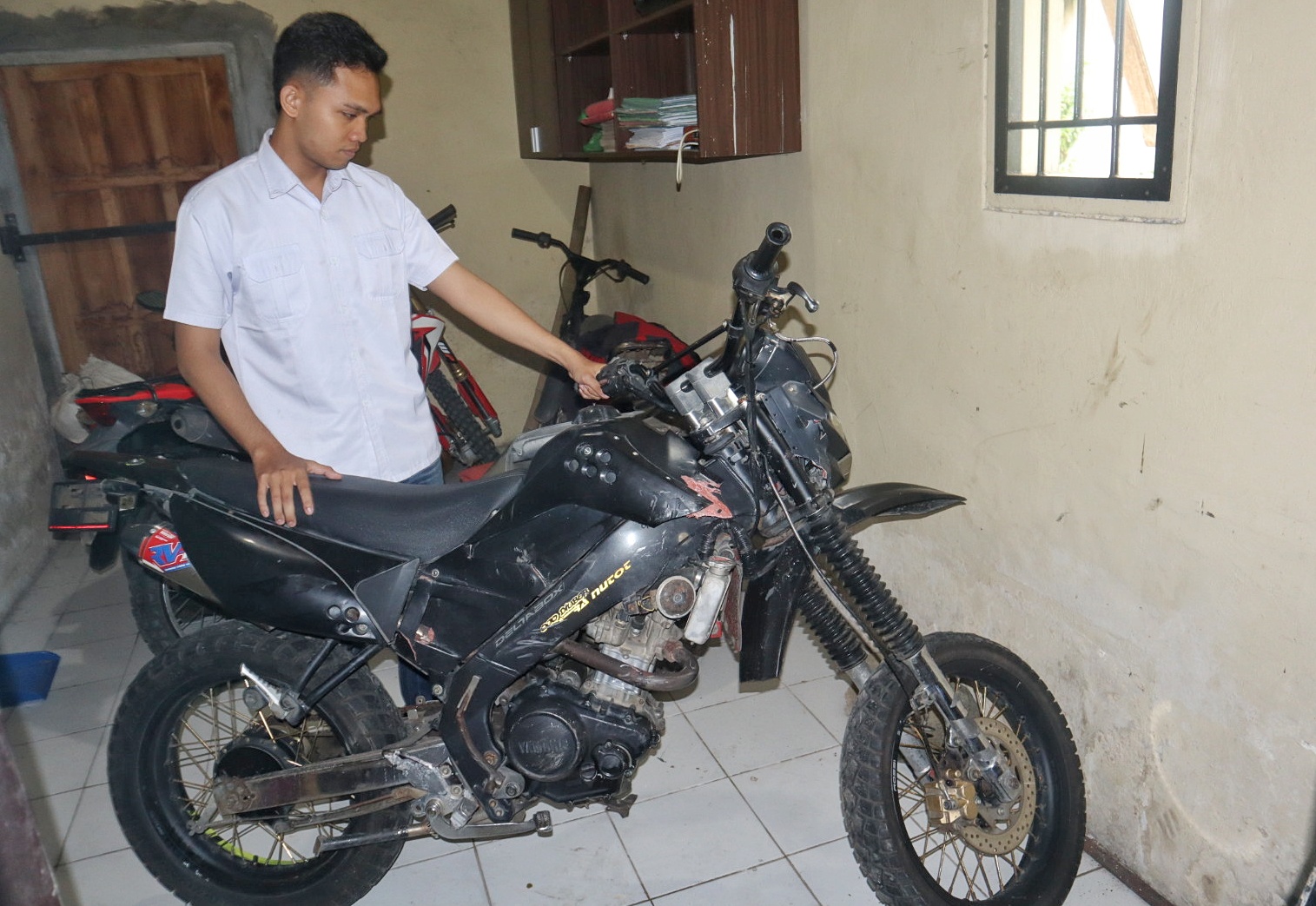 Anggota Unit Reskrim Polsek Kalibaru menunjukkan sepeda motor yang digunakan pelaku curanmor di Desa Kalibaru Wetan, Kecamatan Kalibaru.
