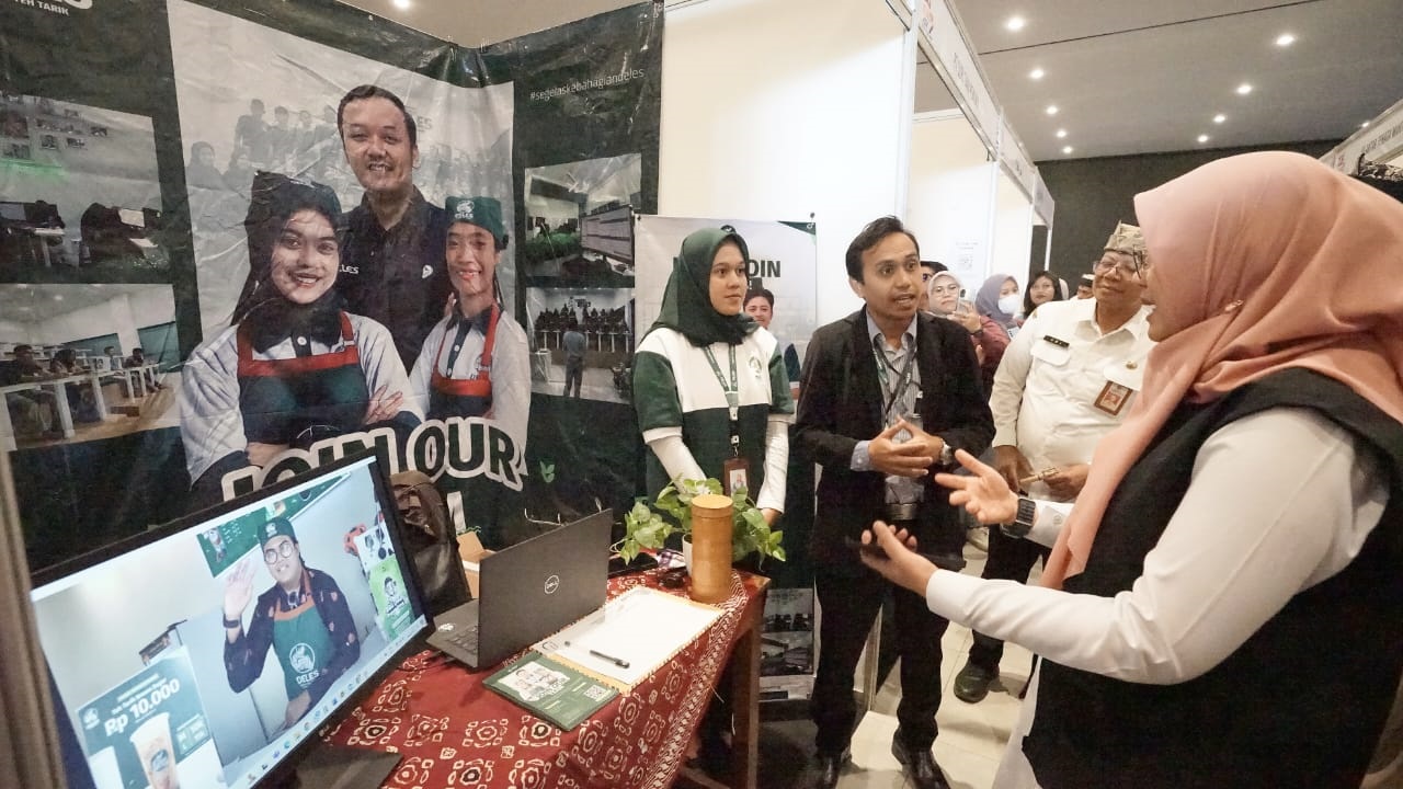 Bupati Ipuk Fiestiandani berbincang dengan petugas stand perusahaan penyedia kerja pada Job fair 2024 lalu.