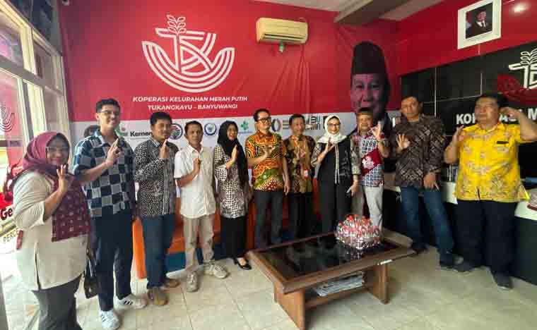 Deputi Pemberdayaan Masyarakat, Kependudukan dan Ketenagakerjaan Bappenas/Kementerian Perencanaan Pembangunan Nasional meninjau KKMP Tukangkayu, Banyuwangi, Kamis (2/10).