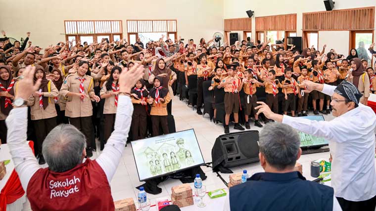 Mensos Saifullah Yusuf bernyanyi bersama dengan siswa Sekolah Rakyat Terintegrasi (SRT) di Licin beberapa waktu lalu. Kemensos buka pendaftaran PPPK Tenaga Kependidikan Sekolah Rakyat.