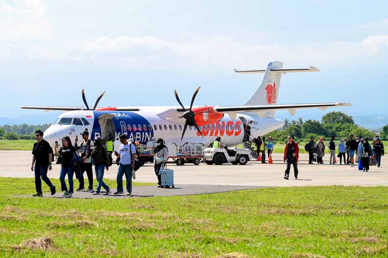 Penumpang rute Surabaya-Banyuwangi turun dari pesawat Wings Air di Bandara Banyuwangi pada penerbangan perdana reoperasi rute tersebut pada 24 September lalu.