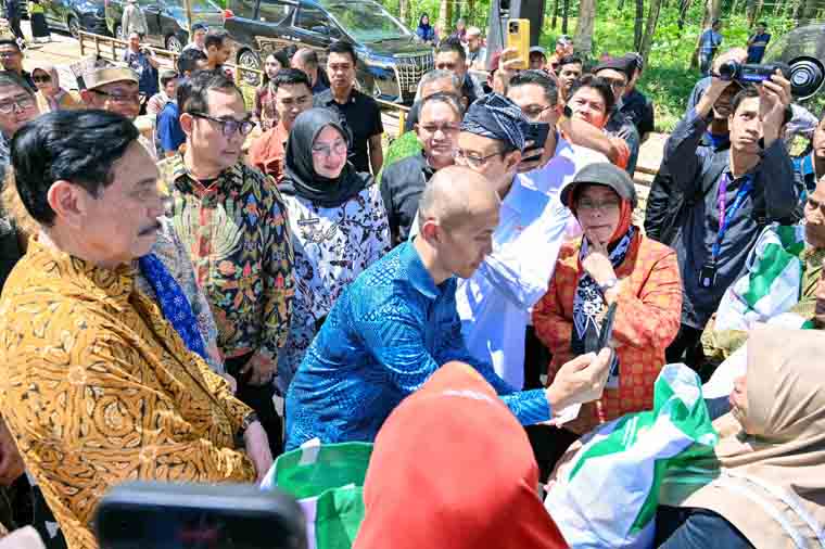 Luhut Binsar Pandjaitan bersama Mensos Saifullah Yusuf dan Bupati Ipuk Fiestiandani menyaksikan proses pendaftaran Bansos di Sumbermanis, Gombengsari, Kalipuro, Kamis (2/10)