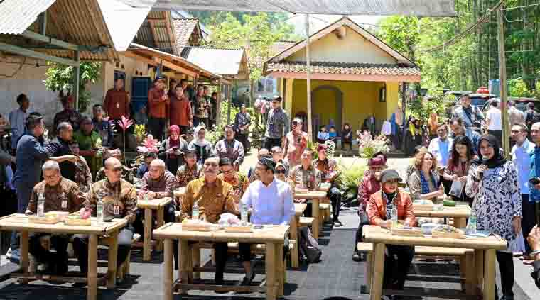 Bupati Ipuk memberikan sambutan di hadapan Luhut Binsar Pandjaitan dan Mensos Saifullah Yusuf, dan sejumlah perwakilan Lembaga Negara saat berdialog dengan warga penerima manfaat Bansos.