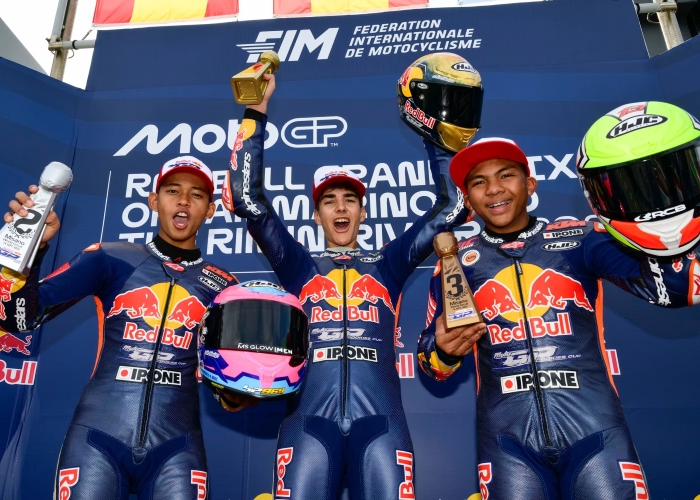 Veda Ega Pratama, rider muda asal Indonesia, bersinar di Red Bull Rookies Cup 2025.
