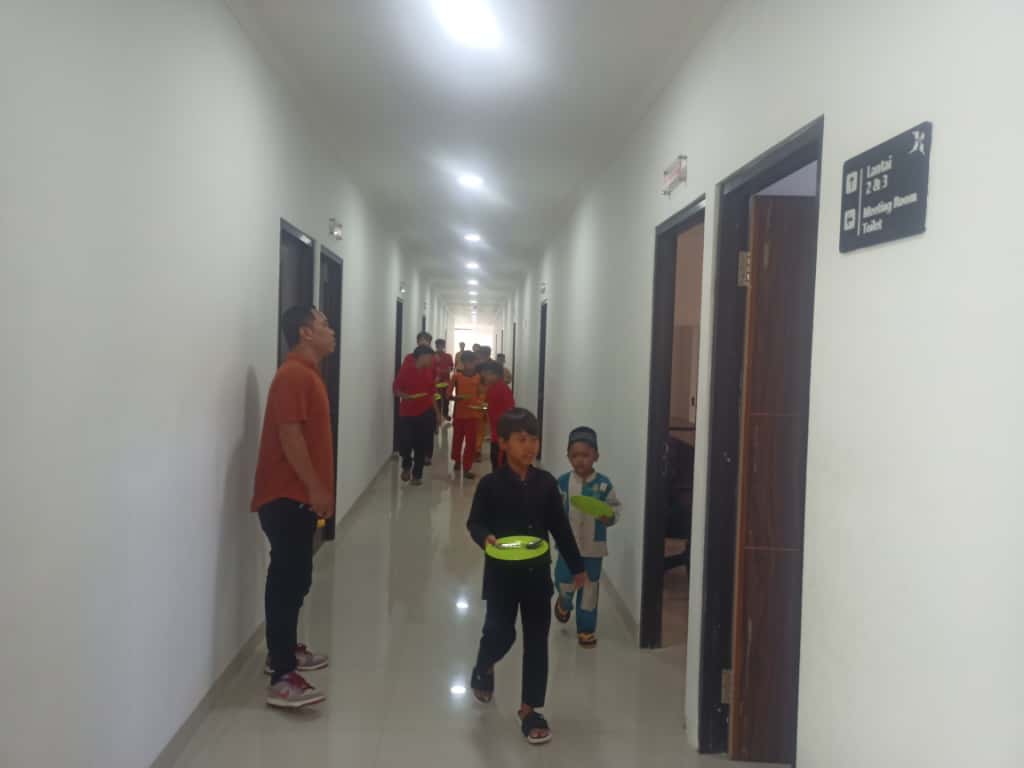 Siswa SRT 46 Muncar yang baru makan menuju asramanya di gedung lantai dua BPVP.