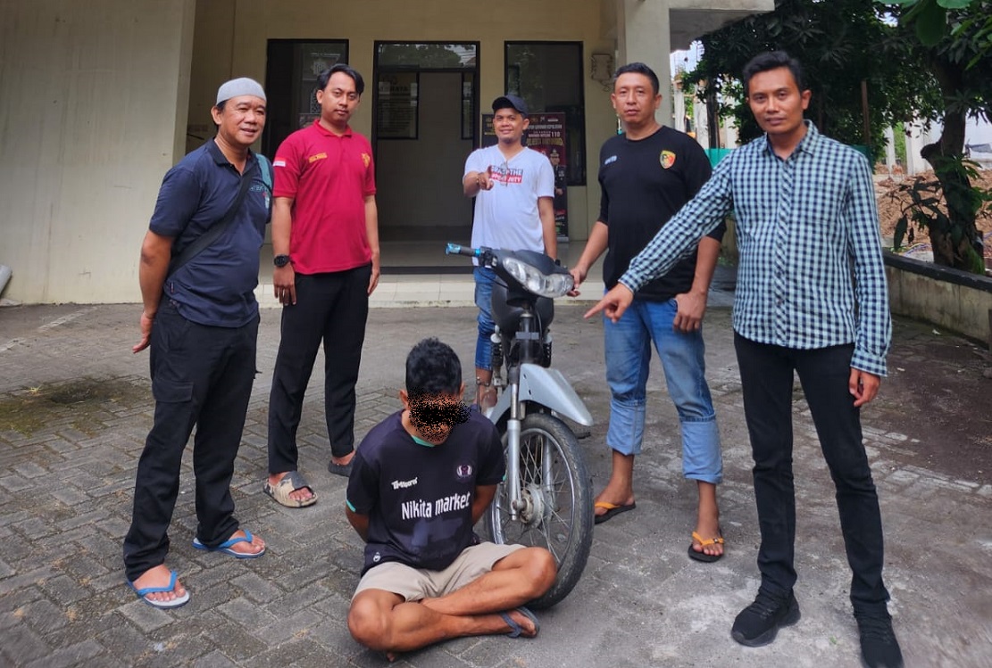 Pelaku berinisial HP (duduk) diamankan polisi karena diduga terlibat curanmor, pada Selasa (1/10).