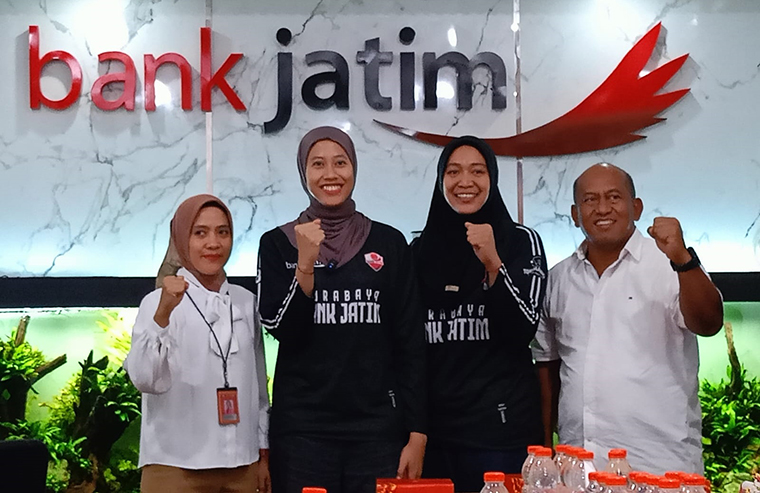 Megawati Hangestri Pertiwi bersama Manajer Tim Voli Putri Bank Jatim, Johanes Kunto.