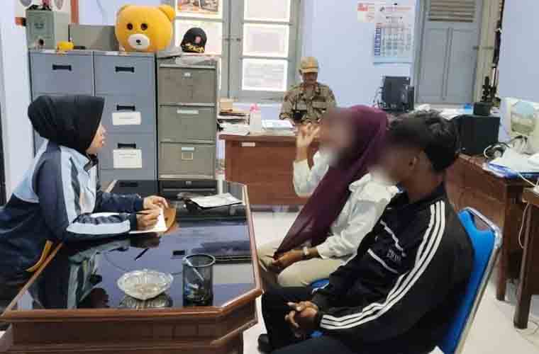 Dua sejoli yang berbuat mesum di alun-alun Jombang saat dibawa ke Kantor Satpol PP Jombang.
