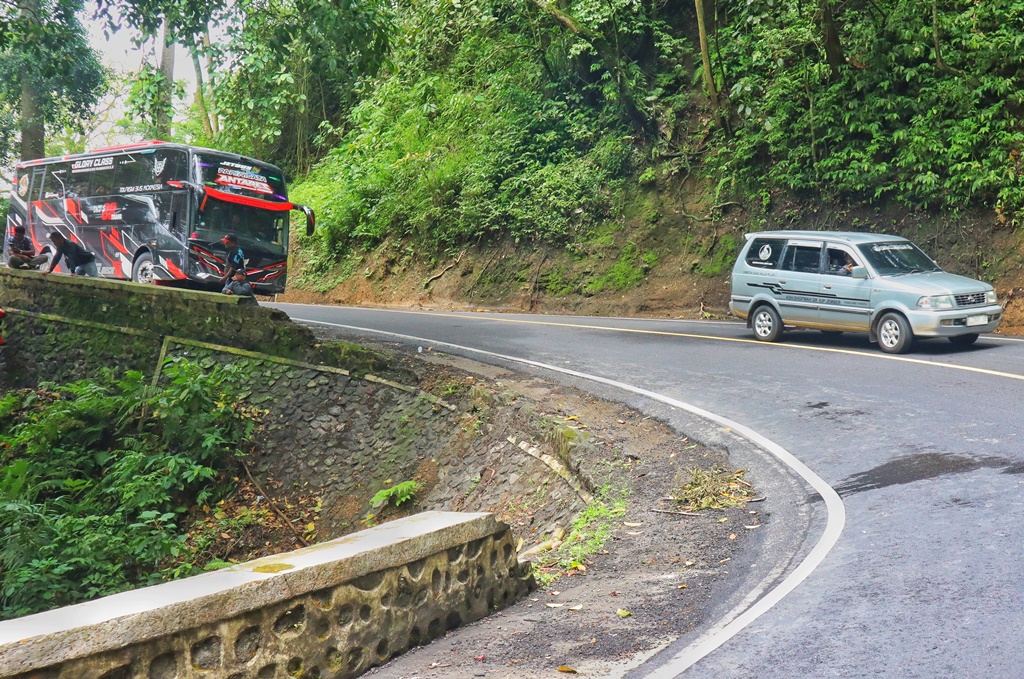 Salah satu tikungan tajam dengan pembatas jalan sudah rusak di Jalan Nasional III kilometer 233 tepatnya di letter S sebelah timur watu gudang.