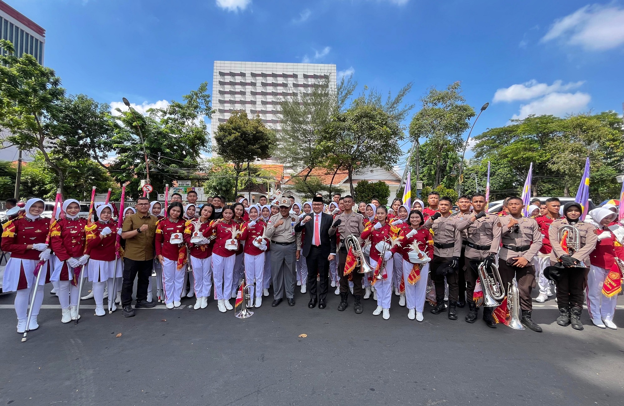 Kepala Smadatara H Mujib bersama Kadispendik Jatim Aries Agung Paewai dan personil Drumcorps Adhipramana Citra Bhayangkara milik SMAN 2 Taruna Bhayangkara.