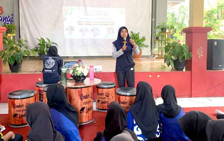 DARI DAN UNTUK SISWA: Sejumlah siswa mengikuti Gerakan Sehat Penyuluhan Teman Sebaya (Gesah PTS) di SMPN 3 Banyuwangi.