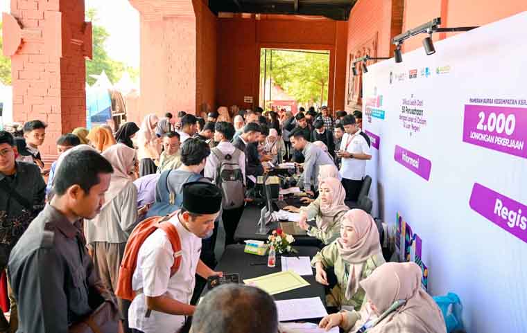 Para pencari kerja memadati ruang Career Expo di Banyuwangi Park, Jumat (3/10). Dari 2.000 lowongan pekerjaan yang tersedia, pendaftar hari pertama tembus 3.583 orang.