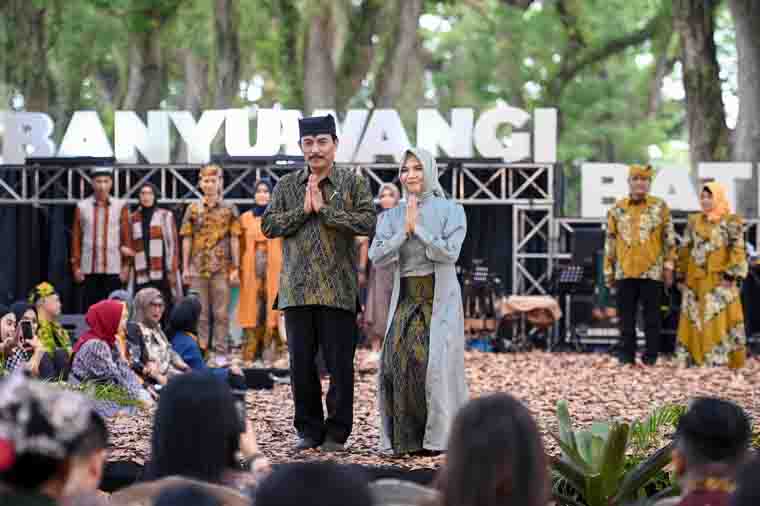 Banyuwangi Batik Festival yang digelar tiap tahun menjadi ajang melestarikan warisan budaya nasional, yakni batik.