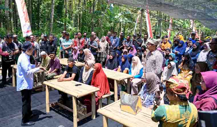 Mensos Saifullah Yusuf berdialog dengan ratusan warga saat proses pendaftaran penerima Bansos di Dusun Sumbermanis, Gombengsari, Kalipuro, Kamis (2/10).