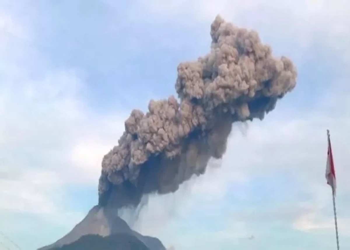 Gunung Lewotobi Laki-laki di Flores Timur erupsi berulang.