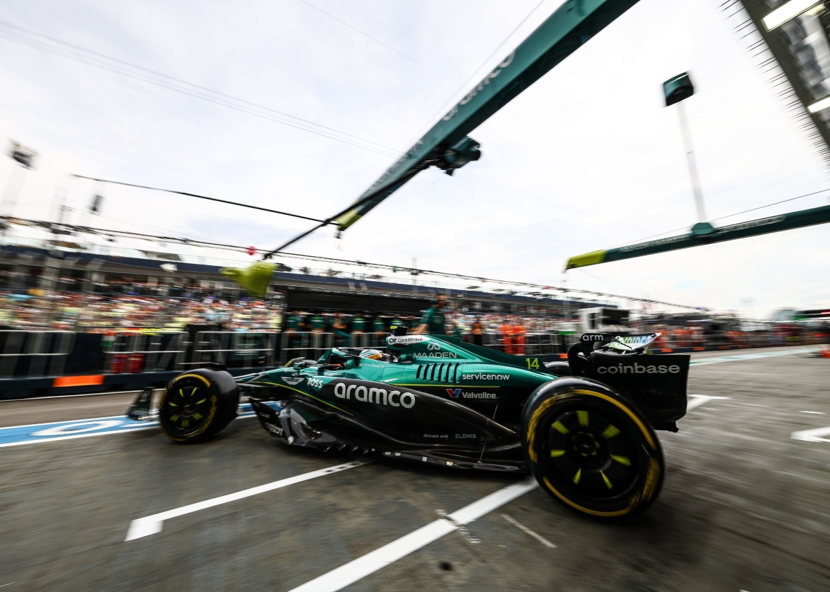 Fernando Alonso tampil mengejutkan di latihan bebas pertama F1 GP Singapura 2025.