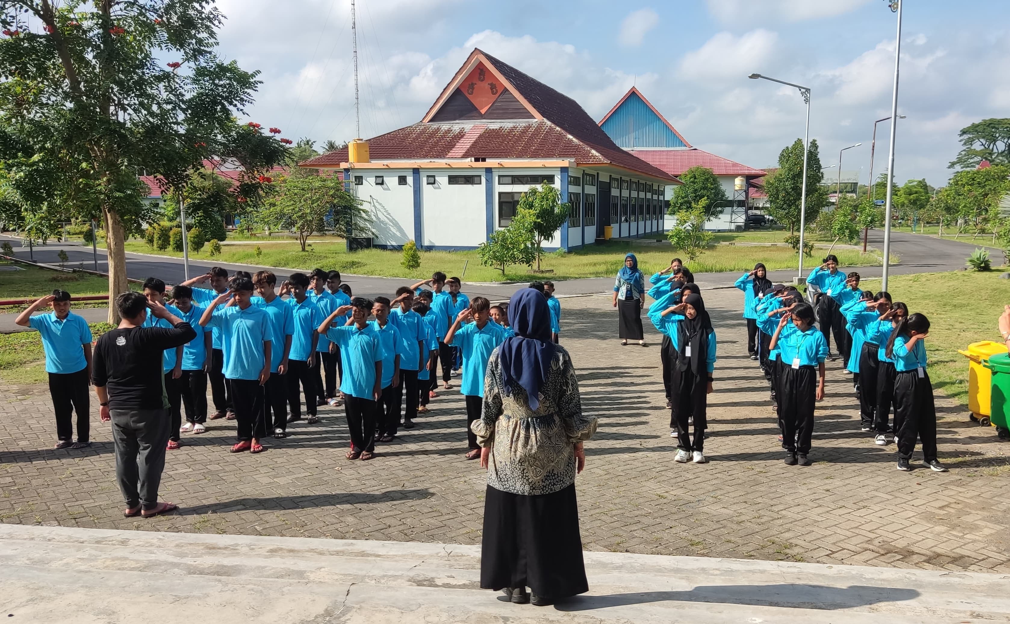 Para siswa SRT 46 Muncar sedang olahraga di sekolahnya gedung BPVP di Dusun Krajan, Desa Kedungrejo, Kecamatan Muncar.