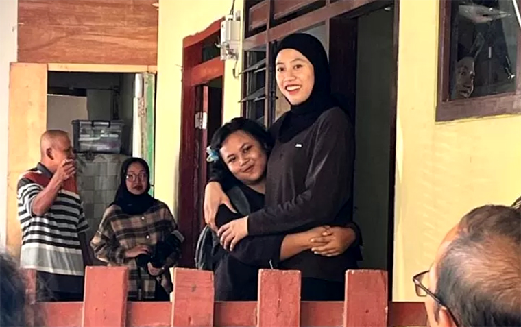 Bintang voli nasional Megawati Hangestri Pertiwi saat berkunjung ke Kampak, Trenggalek.