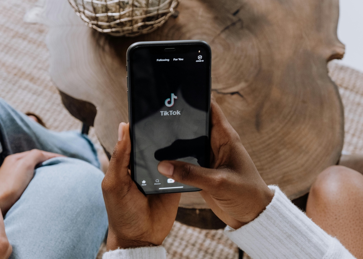 Komdigi membekukan izin TikTok di Indonesia akibat dugaan pelanggaran aturan PSE.