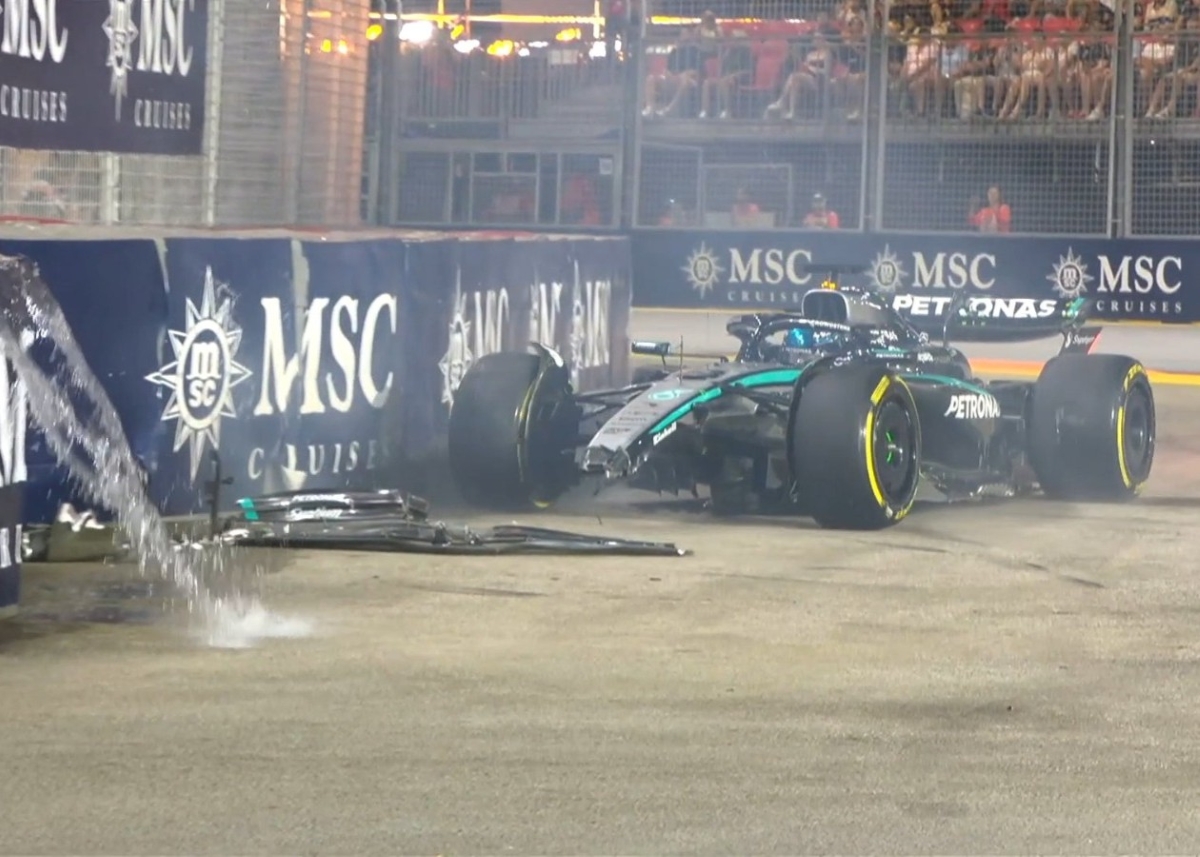 George Russell meminta maaf pada Mercedes usai kecelakaan.