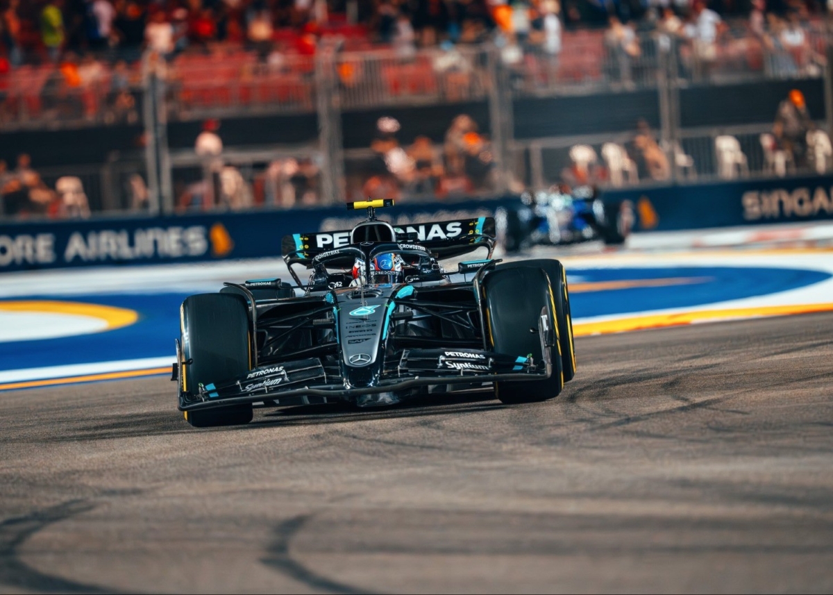 George Russell tampil gemilang merebut pole position di GP Singapura 2025.