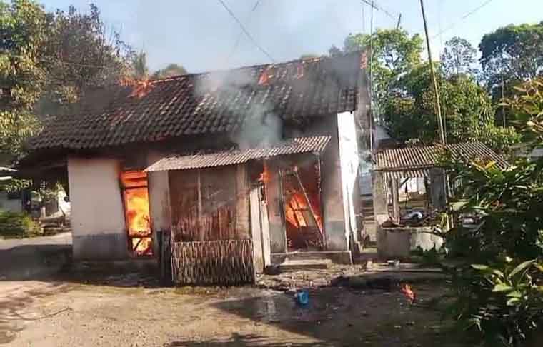 Toko Sembako milik Waginah, di  Dusun Sumberwadung, Desa Kaligondo, Kecamatan Genteng dilalap api gara-hara api kompor menyambar bensin, Sabtu (4/10).