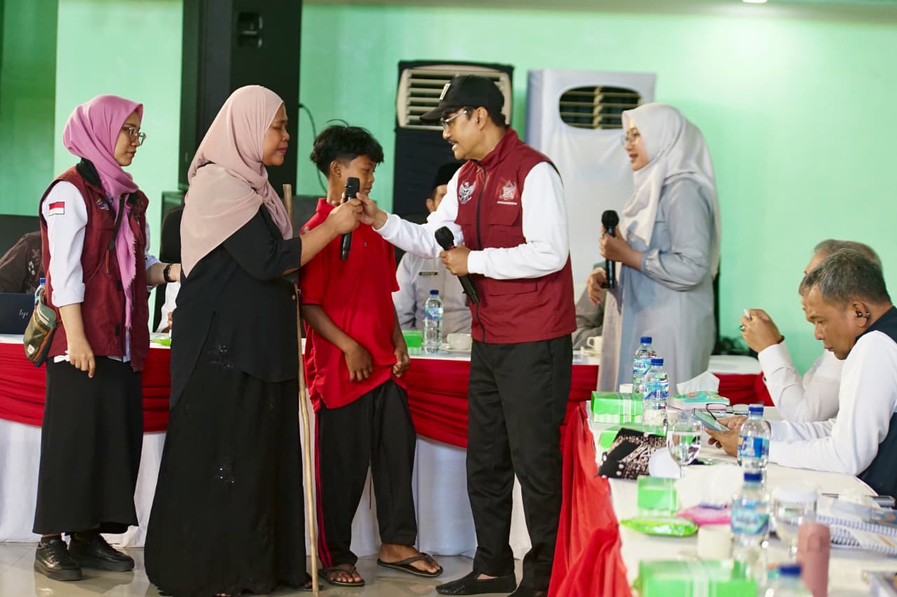 Saifullah Yusuf (rompi merah) didampingi Bupati Banyuwangi Ipuk Fiestiandani berdialog dengan salah satu wali murid SRT 46 Muncar.