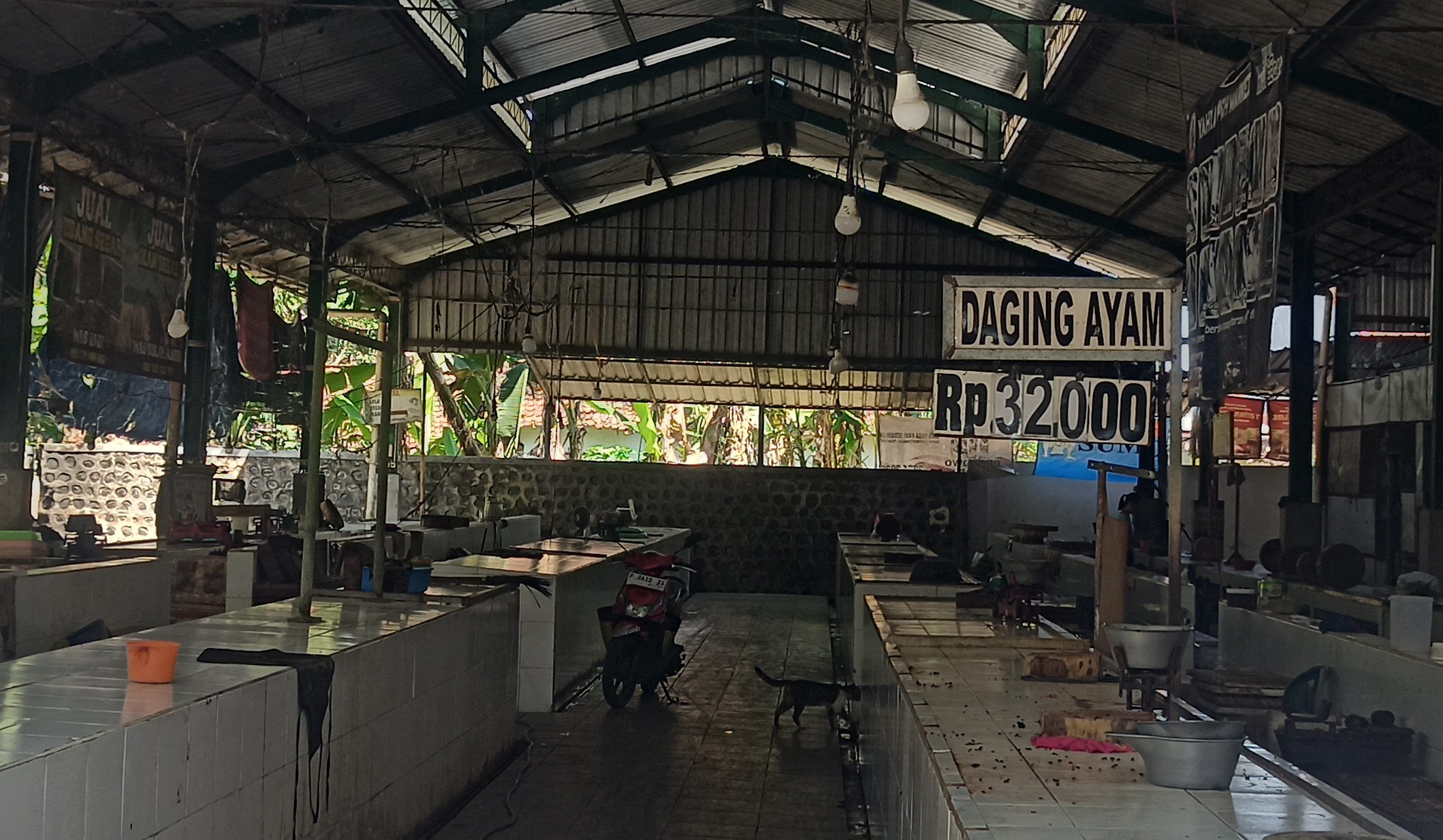 Harga daging ayam di Pasar Srono, Desa Kebaman, Kecamatan Srono sempat mencapai Rp 37 ribu per kilogram dan kini mulai turun Rp 32 ribu.