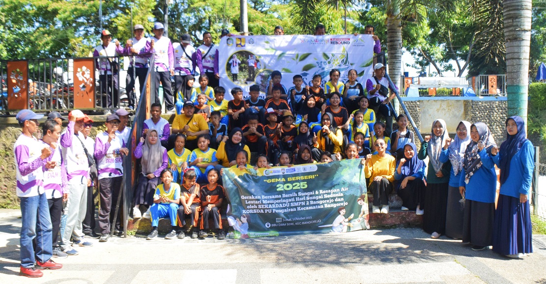 Siswa dan guru SMP 2 Bangorejo dan SDN 3 Kebondalem, serta para dosen Universitas KH Mukhtar Syafaat Blokagung.