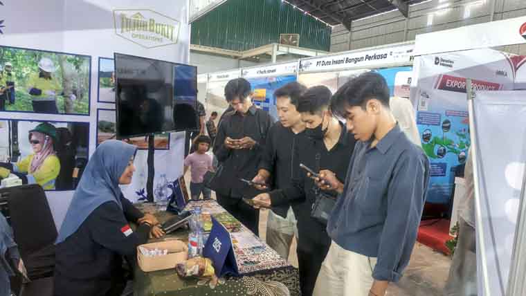 Peserta Career Expo yang melamar di salah satu boots perusahaan di gedung teater Banyuwangi Park, Kecamatan Kabat, Sabtu (4/10).