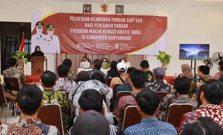 Bupati Ipuk Fiestiandani menyampaikan arahan pada pembukaan pelatihan keamanan pangan siap saji bagi penjamah program MBG di Hotel Tanjung Asri pada Sabtu (4/10).