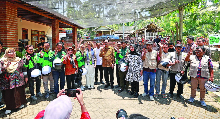 Gus Ipul (pakai udeng), Ketua KPTDP Luhut Binsar Panjaitan (batik cokelat) bersama sejumlah tukang ojek yang menunjukkan helm dan jaket baru bantuan melalui program Banyuwangi Berbagi.