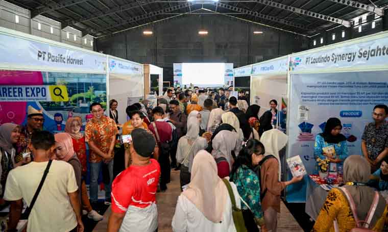 BURSA KERJA: Para pencari kerja memadati lokasi Banyuwangi Career Expo 2025 di Banyuwangi Park pada Jumat (3/10) lalu.
