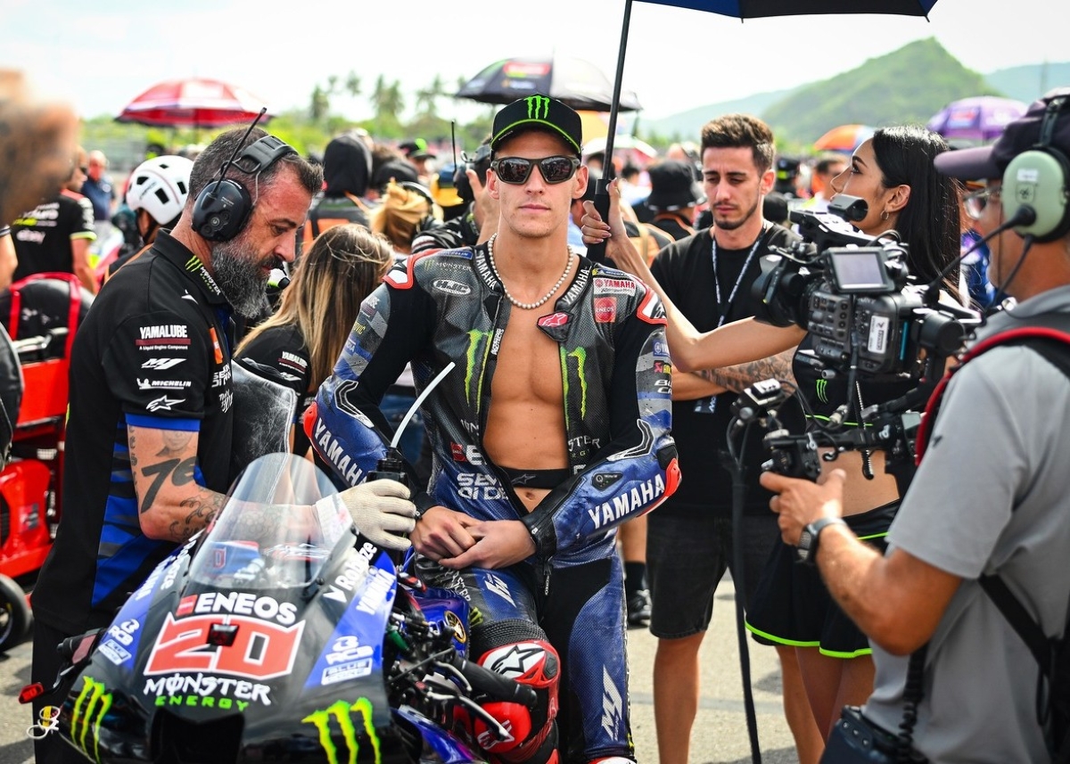Momen lucu di MotoGP Mandalika 2025 saat fans wanita melamar Fabio Quartararo di depan publik.
