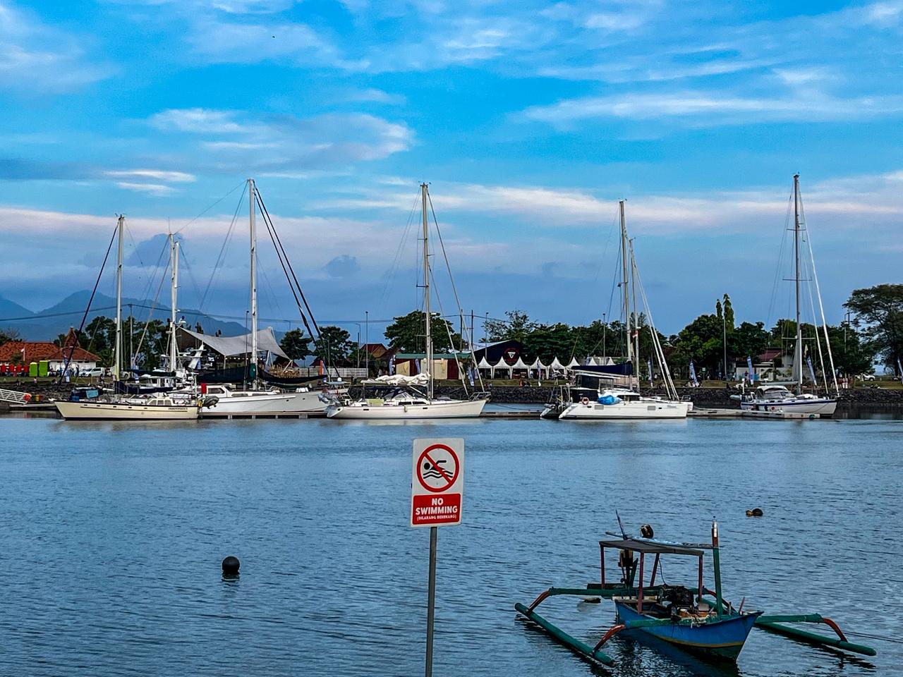 EVENT MARITIM: Sejumlah yacht bersandari di dermaga Pantai Marina Boom Banyuwangi pada Sabtu (4/10).