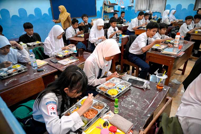 Ilustrasi siswa SMPN 1 Banyuwangi menikmati menu MBG.