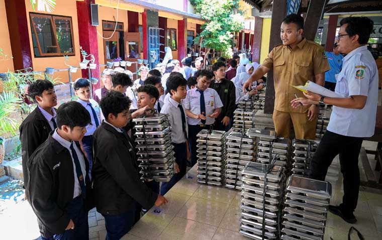 Perwakilan siswa SMPN 1 mengambil makanan MBG untuk dibagikan setiap kelasnya, Senin (6/10).