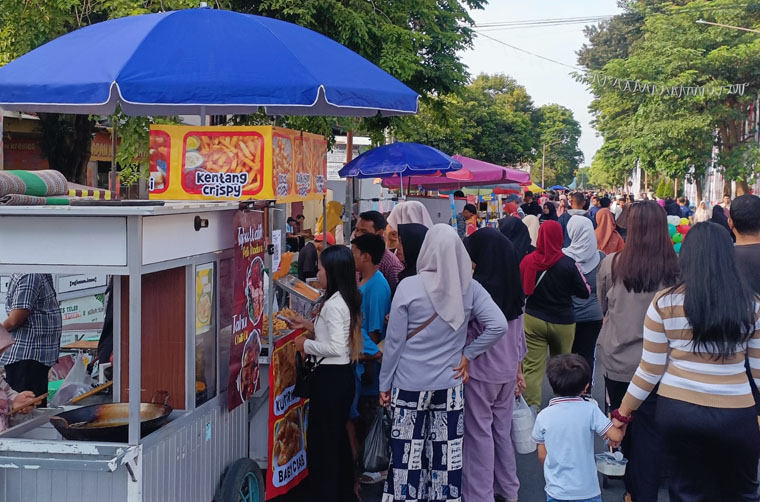 LARIS MANIS: Stan UMKM yang menyediakan aneka makanan di sepanjang Jalan Ahmad Yani Banyuwangi diserbu pengunjung CFD.
