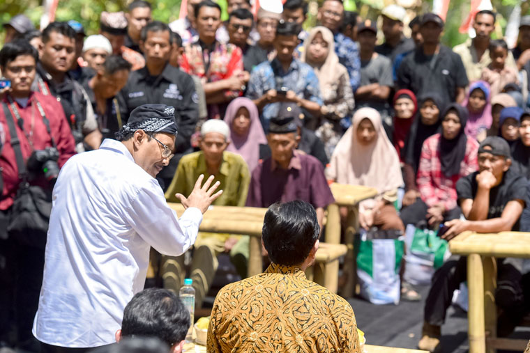 Mensos Saifullah Yusuf bersama Luhut Binsar Pandjaitan didampingi Bupati Ipuk Fiestiandani menyaksikan proses pendaftaran Bansos di Kelurahan Gombengsari, Kalipuro, Kamis (2/10).