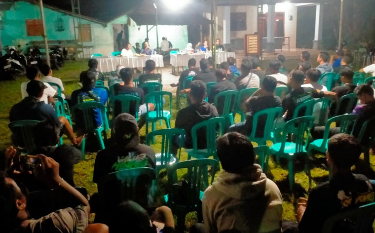 DISKUSI: Anggota KBSB membahas aturan baru terkait penggunaan sound system di rumah Efendi di Muncar Minggu malam (5/10).