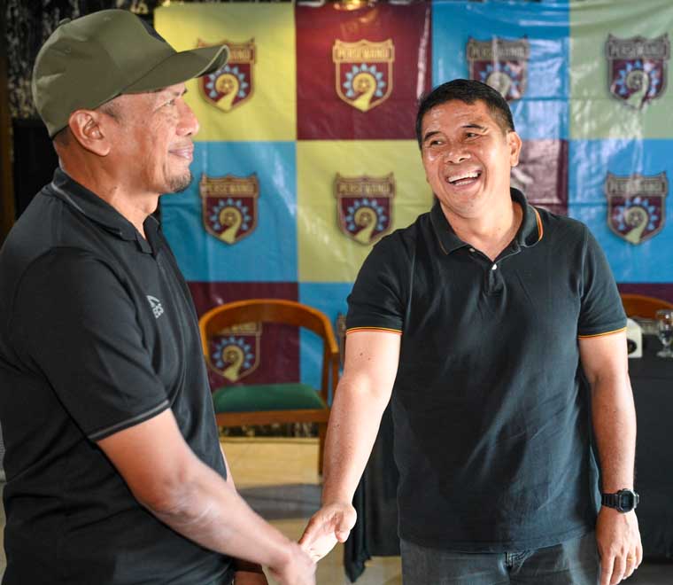 Technical Advisor Persewangi Rahmad Darmawan menyalami head coach Francis Wewengkang.