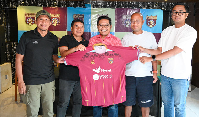 (dari kiri) Rahmad Darmawan, pelatih kepala Francis Wewengkang, Presiden Persewangi Handoko, dan Purwo Handoko memamerkan jersy Persewangi di Hedon Caf&eacute; & Resto Banyuwangi, Senin (6/10).
