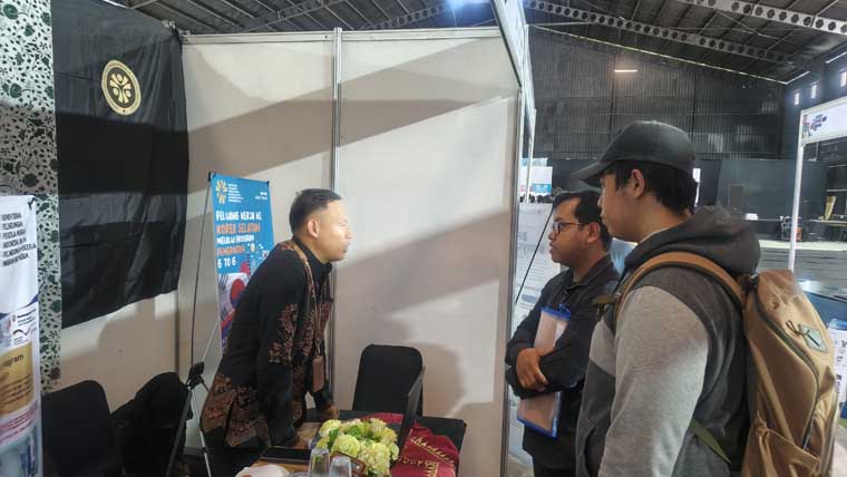 CARI LOKER: Stan Kementerian P2MI yang menawarkan program kerja keluar negeri lewat program G to G ketika di Career expo, Sabtu (4/10)