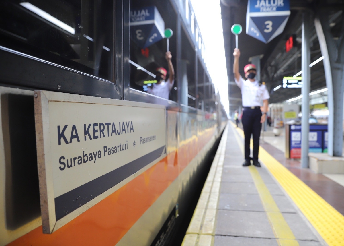 KAI Daop 1 Jakarta catat 32.417 penumpang kereta api saat HUT ke-80 TNI.