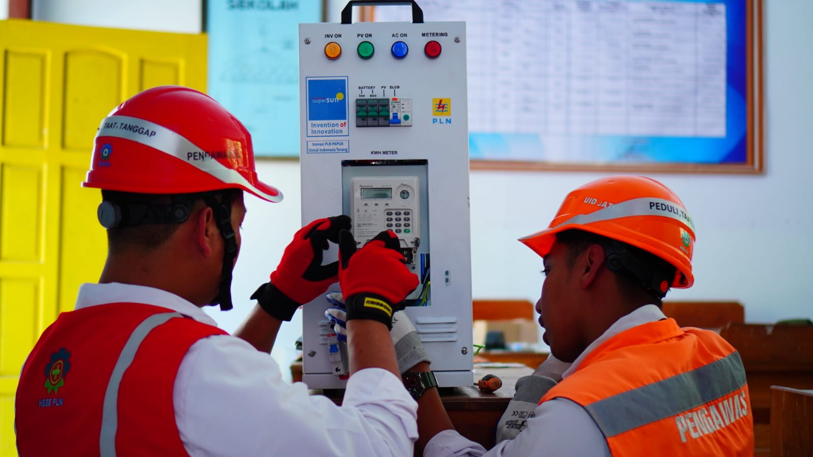 ILUSTRASI: Petugas PLN pasang listrik EBT Super SUN di SDN 8 Barurejo, Banyuwangi.