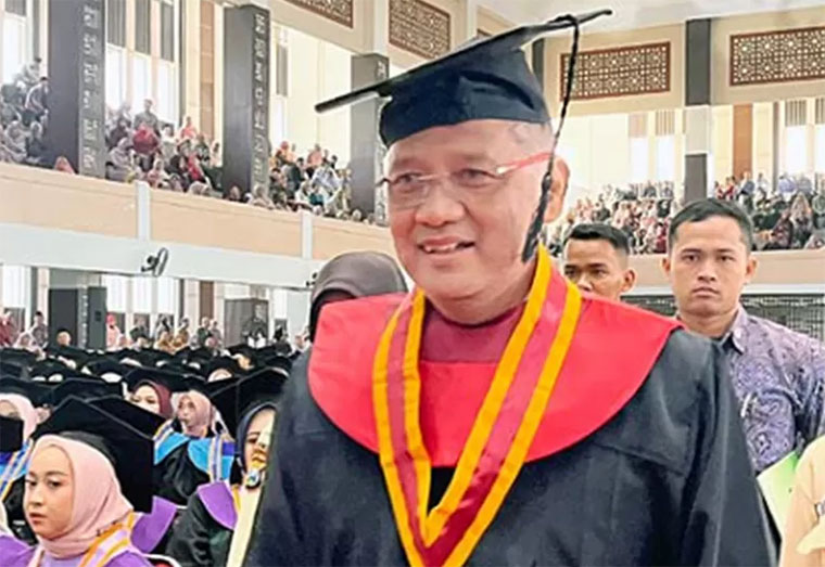 Menteri Haji dan Umrah Mochamad Irfan Yusuf menjalani wisuda program doktor di UIN Maliki Malang, Sabtu (4/10).