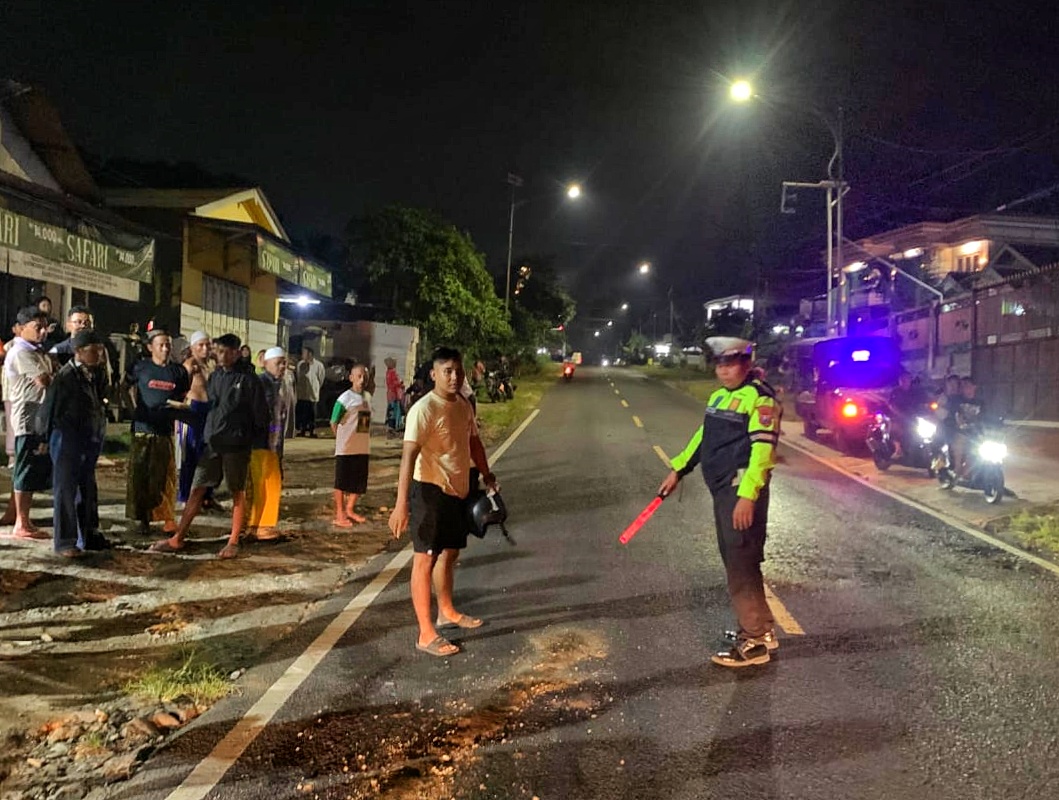 Unit Lantas Polsek Kalibaru saat Olah TKP kecelakaan di jalan raya Dusun Tegalgondo.