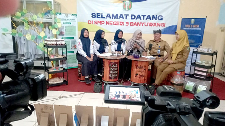 Kepala SMPN 3 Banyuwangi Holilik menjadi narasumber bersama guru pembina dan siswa dalam Podcast Heng Ono Tuggale Radar TV Banyuwangi, Senin siang (06/10/2025).